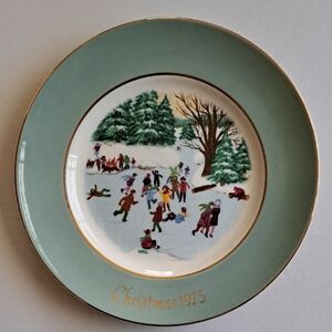 Avon Christmas Plate Series “Skaters On The Pond" 1975 - Vintage Fourth Edition